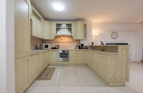 Ampelokipoi Apartment | Modern 2BR apt: hot tub, steps from metro
