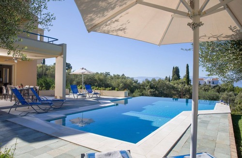 Gouvia Villa | Modern 4 Bedroom Villa walking distance to GOUVIA