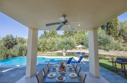 Gouvia Villa | Modern 4 Bedroom Villa walking distance to GOUVIA