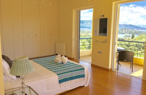 Gouvia Villa | Modern 4 Bedroom Villa walking distance to GOUVIA
