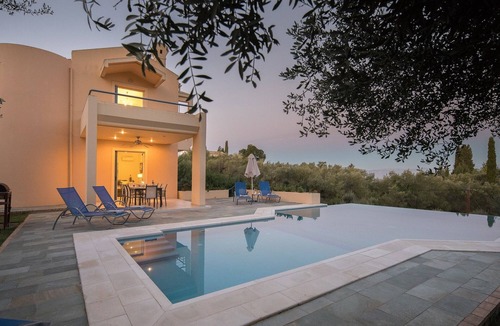 Gouvia Villa | Modern 4 Bedroom Villa walking distance to GOUVIA