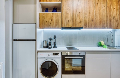 Chios Apartment | Modern City Studio w/Balcony – Columbus Apartment