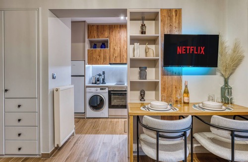 Chios Apartment | Modern City Studio w/Balcony – Columbus Apartment