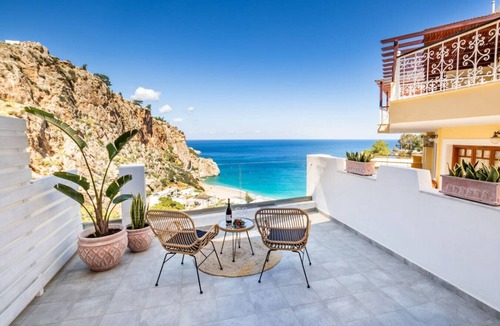 Aperio Apartment | Modern Sea-View Suite with Private Balcony – Yploui Suites Karpathos