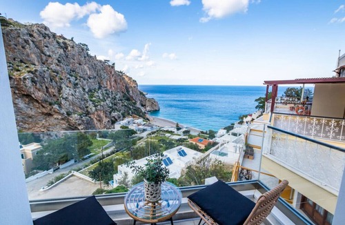 Aperio Apartment | Modern Sea-View Suite with Private Balcony – Yploui Suites Karpathos