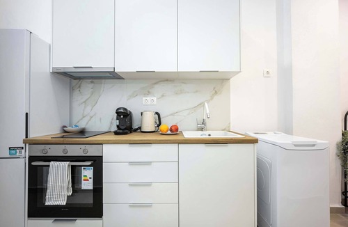 Vyronas Apartment | Modern Studio | King Bed & Work Corner