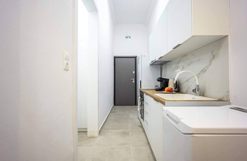 Vyronas Apartment | Modern Studio | King Bed & Work Corner
