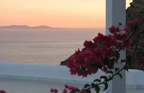 Tourlos Villa | My Rental Homes - Villa Rose 1, only 1 km from Agios Stefanos beach. Shared pool