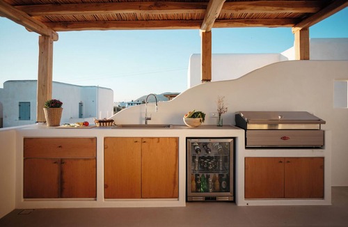 Kastraki House | Naxos Family Home in Kastraki – 3-Min Walk to Beach, Veranda, BBQ & Parking