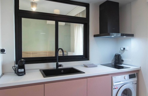 Thessaloniki Apartment | New Cozy Apt with Balcony close to Analipsi Metro