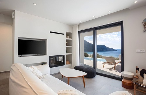 Plakias House | New Hollywood-style home—5-minute walk from the ocean—heated pool—unbeatable ocean view