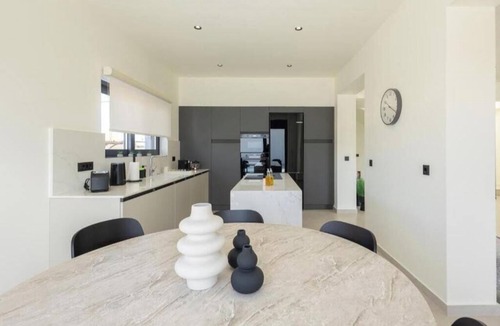 Kremasti House | Noera Villas | Spacious Three-Bedroom Villa with Private Infinity Pool
