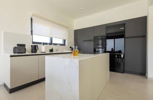 Kremasti House | Noera Villas | Spacious Three-Bedroom Villa with Private Infinity Pool