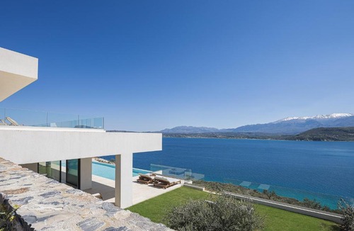 Akrotiri Villa | Omoi Villa- Where Time Dissolves In Blue by etouri