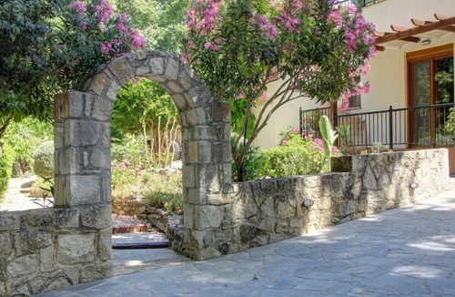 Katochori House | One-of-a-Kind Farm Villa - 5 min to Sandy beach + Kalyves! 20 min to Chania.