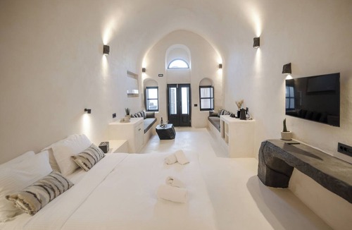 Oia Hotel | One of One Suites