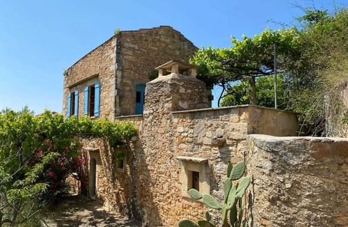 Kokkinon Khorion House | Opuntia Stone House in Gavalochori village.