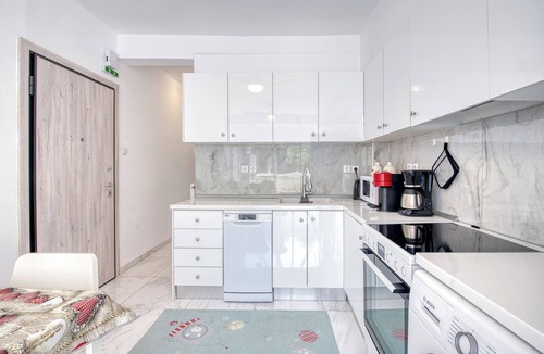 Agia Triada Apartment | Peaceful Coastal 2-Bedroom Retreat by ΜΡS