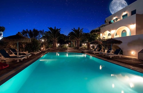 Perissa Hotel | Petra Nera