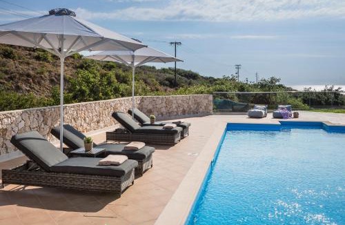 Skala Apartment | Pieno di Luce Skala loft with private 107m2 pool and breakfast