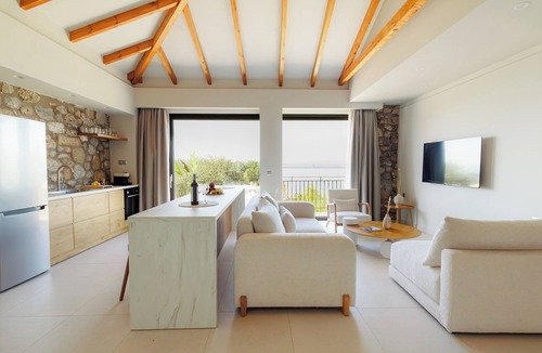 Paralia Vergas Apartment | Potis Upper Suite - 2-bedroom Suite with balcony