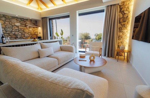 Paralia Vergas Apartment | Potis Upper Suite - 2-bedroom Suite with balcony
