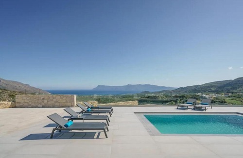 Zerviana Villa | Prestige Sea Breeze Villa Heated Pool & Jacuzzi