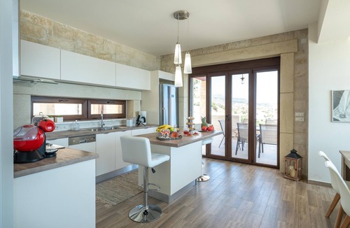 Keratokambos Villa | Private luxury Villa with Whirlpool - Walk to beach