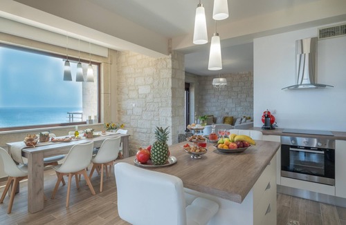 Keratokambos Villa | Private luxury Villa with Whirlpool - Walk to beach