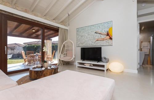 Siviri House | Pure Amber Suite Elani