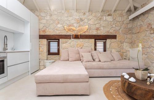 Siviri House | Pure Amber Suite Elani
