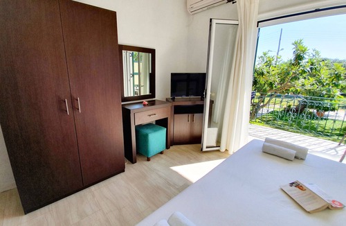 Sivota Apartment | Quad with garden view