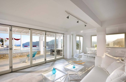 Houlakia Villa | R 1415 Fortunae Resort with BBQ, Helipad & Fireplace.