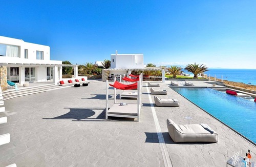 Houlakia Villa | R 1415 Fortunae Resort with BBQ, Helipad & Fireplace.