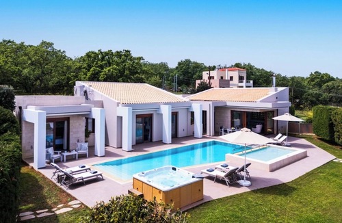 Prines Villa | Red Oak Tree Villa - High-Spec Contemporary Villa with Garden & Jacuzzi