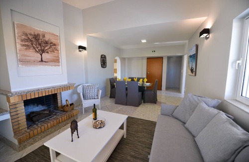Kariotai Apartment | Regalo Apartments 3 Bedrooms & 2 Bathrooms