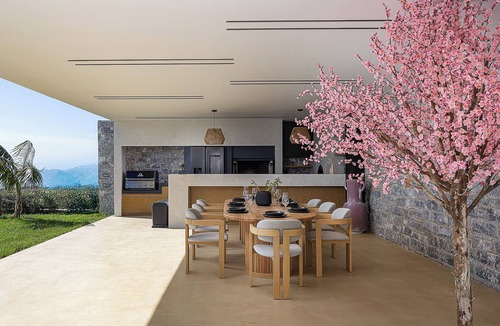 Akrotiri Villa | Retreat to Ethereal Luxury and Wellness: by etouri