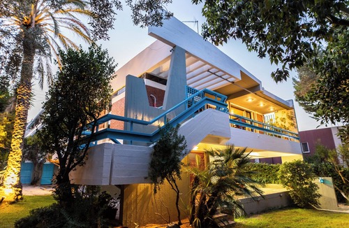 Rafina-Pikermi House | Retro house