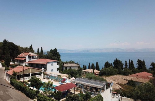 Dafnata Apartment | Romantic apartment in Mpenitses with shared pool