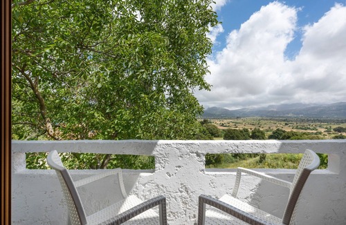 Magoulas Apartment | Room 'Athena' with Mountain View, Wi-Fi and Air Conditioning