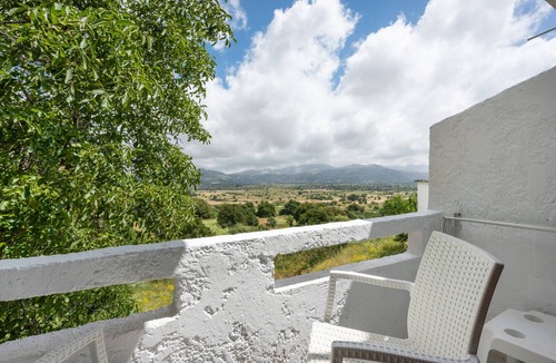 Magoulas Apartment | Room 'Athena' with Mountain View, Wi-Fi and Air Conditioning