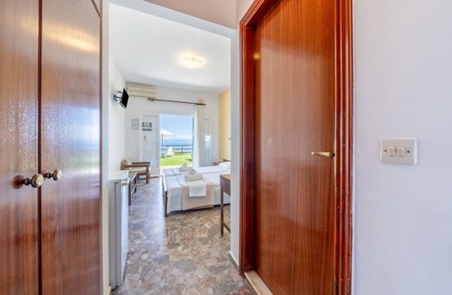 Benitses Apartment | Room 'Garden View 1' with Private Terrace, Wi-Fi and Air Conditioning