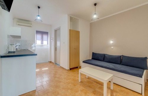 Kavos House | Saint Peter Bay - Ground Floor Country House with Shared Terrace, Wi-Fi & Air Conditioning