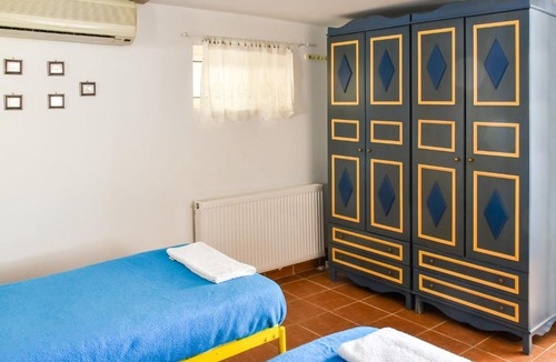 Azolimnos House | Scenic Holiday Home in Syros with Balcony