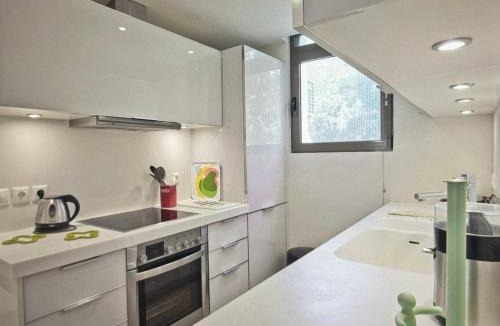 Vouliagmeni Apartment | Sea Breeze near Vouliagmeni