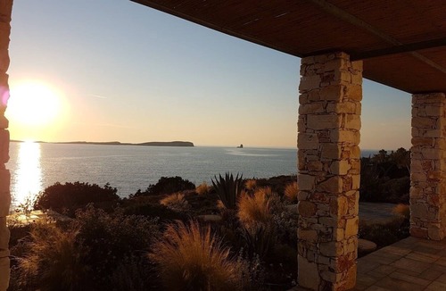 Nea Cryssi Akti House | Sea front 3-bedroom house in Paros perfect for your getaway