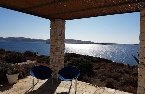 Nea Cryssi Akti House | Sea front 3-bedroom house in Paros perfect for your getaway