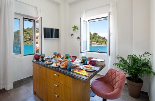 Gaios Apartment | Sea Front Suite "SEA TALES"