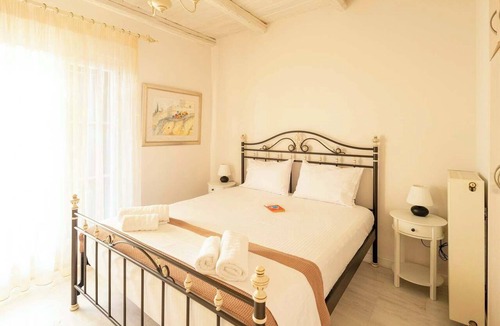 Paralia Vergas House | Seafront Verga Stone Haven - Waves' Embrace