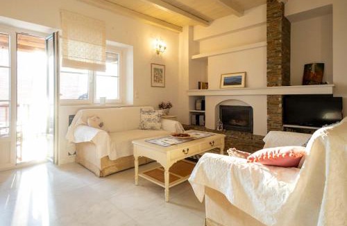 Paralia Vergas House | Seafront Verga Stone Haven - Waves' Embrace